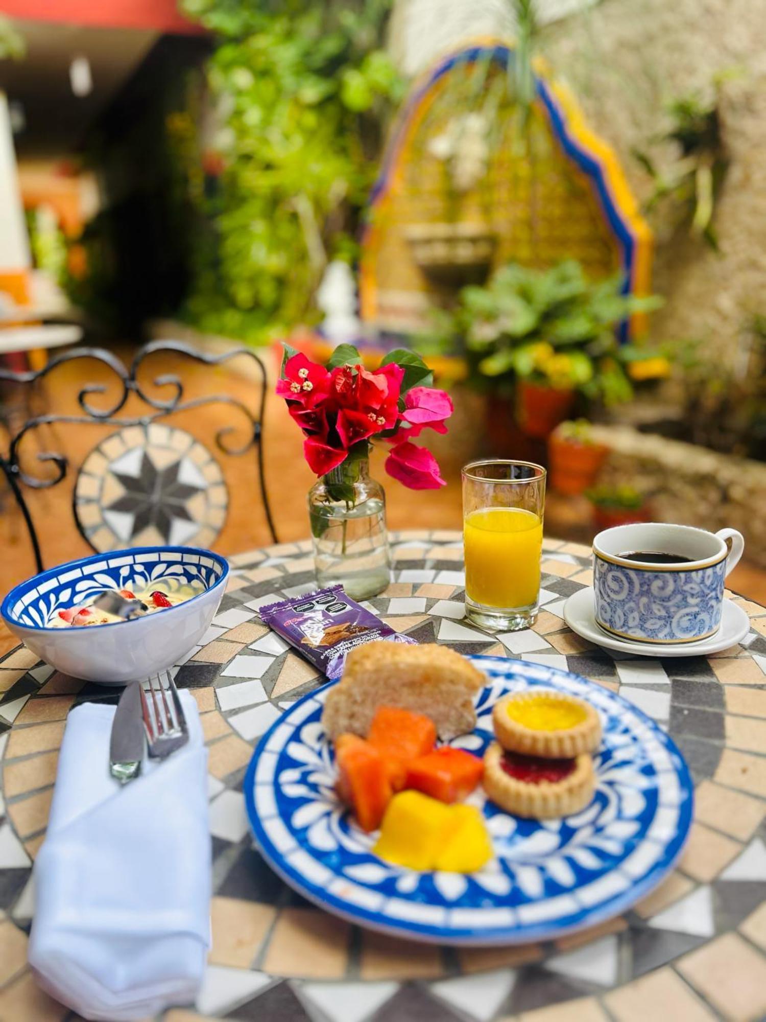 Bed and Breakfast Casa Tres Colibries Мерида Экстерьер фото