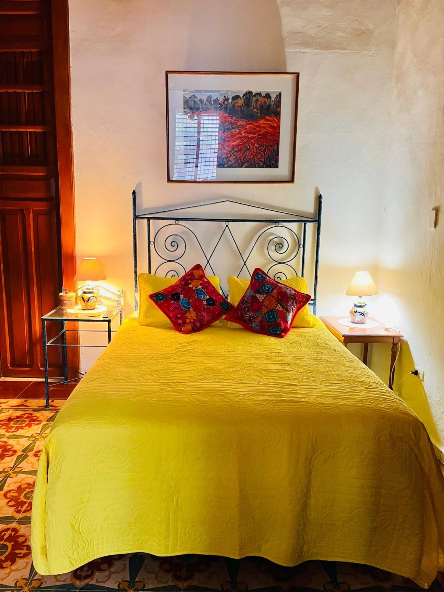 Bed and Breakfast Casa Tres Colibries Мерида Экстерьер фото