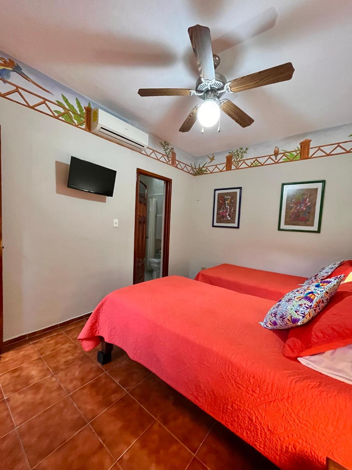 Bed and Breakfast Casa Tres Colibries Мерида Экстерьер фото